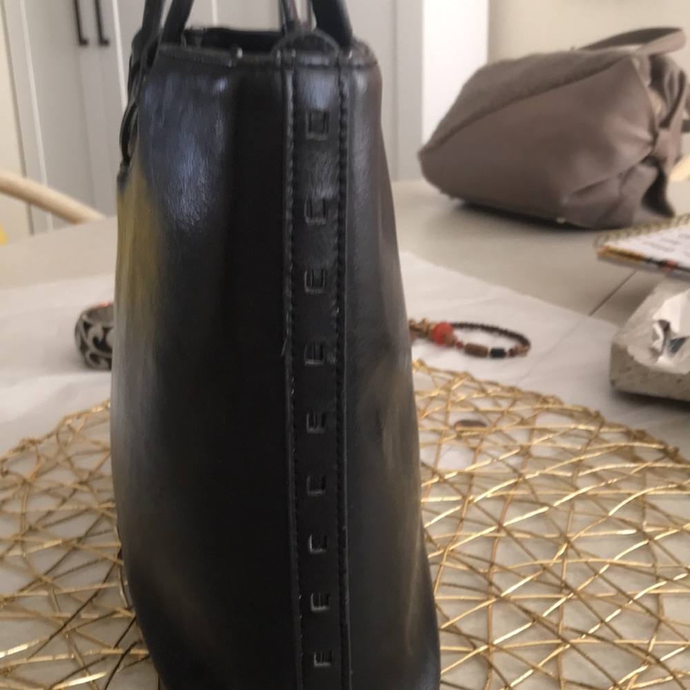 Gucci Black Leather Circle-Handle Tote - Picture 3 of 12